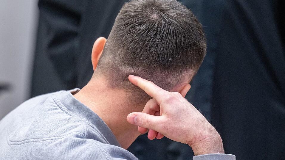 Die Attacke mit dem Ma&szlig;krug r&auml;umt der Angeklagte ein, er machte aber Erinnerungsl&uuml;cken geltend.