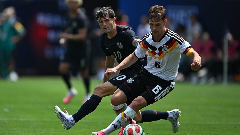 Joshua Kimmich im Zweikampf bei der WM-Generalprobe gegen die USA. Joshua Kimmich im Zweikampf bei der WM-Generalprobe gegen die USA.