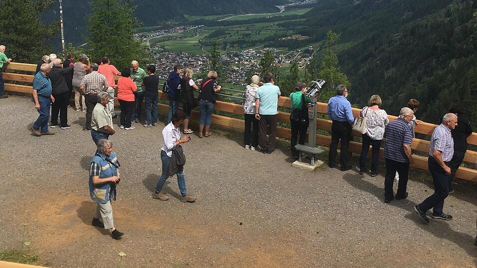 Lange nicht mehr möglich, aber jetzt wieder erlaubt: Gemeinsam auf der Aussichtsplattform Stuibenfall im Ötztal stehen und den Blick genießen. Lange nicht mehr möglich, aber jetzt wieder erlaubt: Gemeinsam auf der Aussichtsplattform Stuibenfall im Ötztal stehen und den Blick genießen.