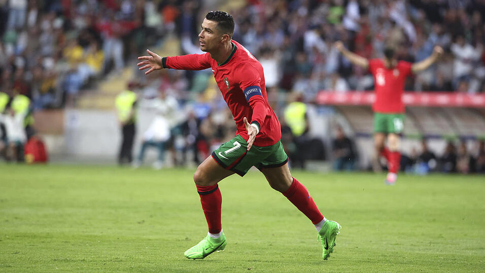 Noch längst kein altes Fußball-Eisen: Cristiano Ronaldo. Und deshalb der entscheidende Faktor für die portugiesische Mannschaft. Noch längst kein altes Fußball-Eisen: Cristiano Ronaldo. Und deshalb der entscheidende Faktor für die portugiesische Mannschaft.