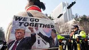 Die Anh&auml;nger von S&uuml;dkoreas Ex-Pr&auml;sident Yoon Suk Yeol hoffen auf Hilfe von Donald Trump.