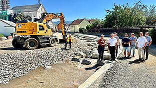'Wasser kommt!' Bürgermeister Bauer sowie Vertreter der Gartenschau, der Stadt, der Firma Kolbeck-Bau und Gewässer-Biologin Dr. Saile beobachten die Ankunft des ersten Schwalls Pastritzwasser.
