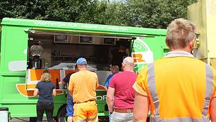 Mit Foodtrucks versorgt Rädlinger seine Mitarbeiter auf Baustellen mit warmen Mahlzeiten.