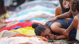 Nach dem blutigen Polizeieinsatz wird um die Getöteten getrauert. Menschenrechtsorganisationen fordern eine Untersuchung. Nach dem blutigen Polizeieinsatz wird um die Getöteten getrauert. Menschenrechtsorganisationen fordern eine Untersuchung.