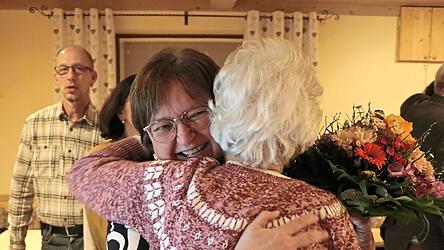 In Mainsbauern beim Gasthof Eder war die Stimmung ausgelassen, als klar wurde: B&uuml;rgermeisterin Barbara Haimerl (CSU) ist im Amt best&auml;tigt und konnte ihren Vorsprung zu Herausforderer Handl sogar noch ausbauen. Ihre Mutter war unter den ersten Gratulanten.