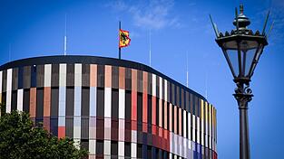 Die nächste Bundespräsidentin oder der nächste Bundespräsident zieht in ein Provisorium, weil das Schloss Bellevue renoviert wird. Die nächste Bundespräsidentin oder der nächste Bundespräsident zieht in ein Provisorium, weil das Schloss Bellevue renoviert wird.
