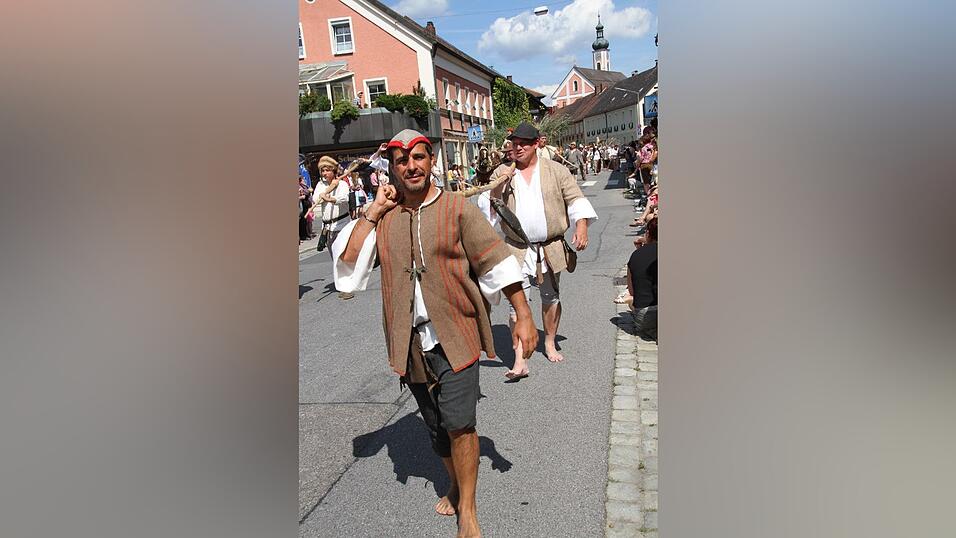 Die schönsten Augenblicke des historischen Drachenstich-Festzuges 2016. Die schönsten Augenblicke des historischen Drachenstich-Festzuges 2016.
