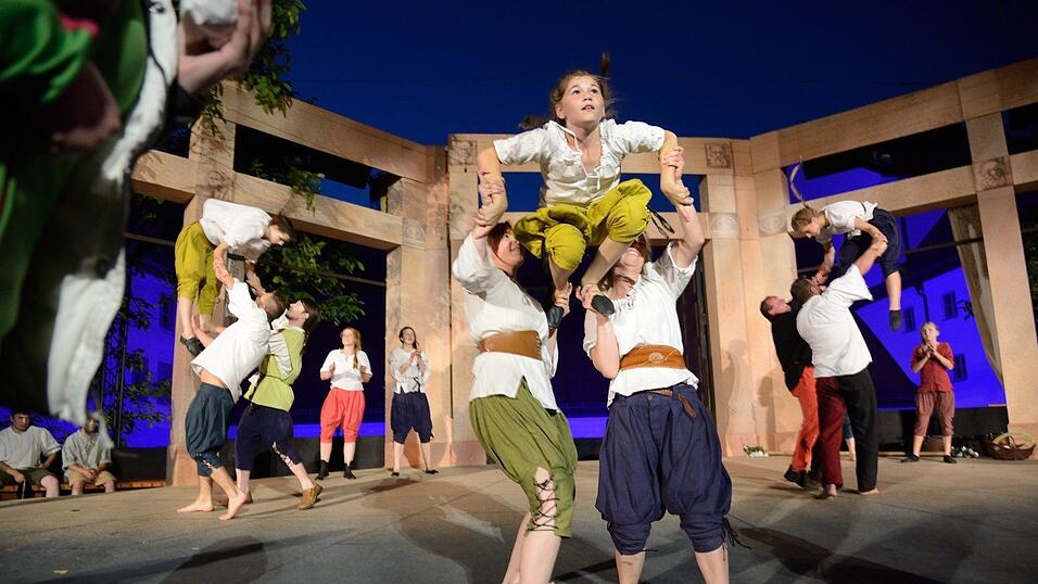 In der Pause hatte die Showtanzgruppe 'Flip Flops' Zeit, ihr ganzes Können zu präsentieren. (Fotos: Ulli Scharrer) In der Pause hatte die Showtanzgruppe 'Flip Flops' Zeit, ihr ganzes Können zu präsentieren. (Fotos: Ulli Scharrer)