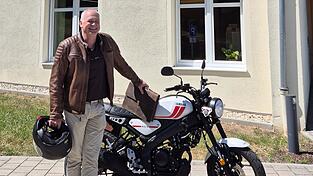 „Normalerweise nehme ich das Fahrrad oder gehe zu Fuß ins Rathaus, aber heute komme ich von einem auswärtigen Termin“, entschuldigt sich Markus Schmidberger, weil er mit dem Motorrad vorfährt. „Normalerweise nehme ich das Fahrrad oder gehe zu Fuß ins Rathaus, aber heute komme ich von einem auswärtigen Termin“, entschuldigt sich Markus Schmidberger, weil er mit dem Motorrad vorfährt.
