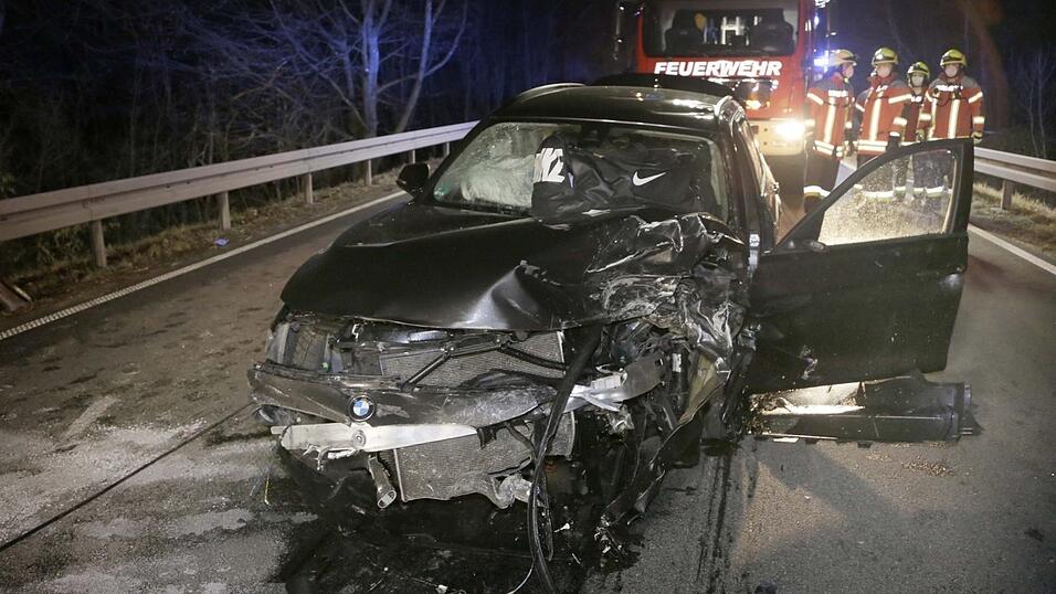 Bei dem Unfall bei Egglkofen wurden mehrere Personen schwer verletzt. Bei dem Unfall bei Egglkofen wurden mehrere Personen schwer verletzt.