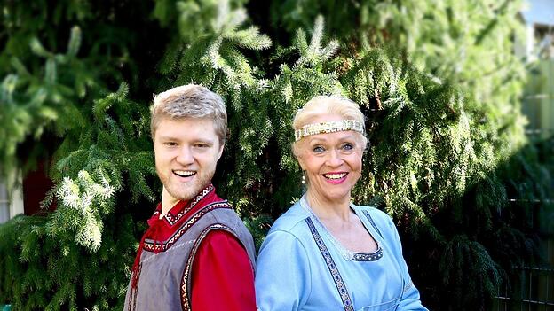 Sabine R&ouml;ssert-Koye und ihr Sohn Alexander (hier in ihren Gew&auml;ndern vom letzten Festspiel) sind schon gespannt auf ihre Rolle.