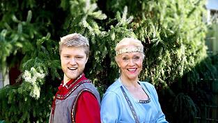 Sabine R&ouml;ssert-Koye und ihr Sohn Alexander (hier in ihren Gew&auml;ndern vom letzten Festspiel) sind schon gespannt auf ihre Rolle.