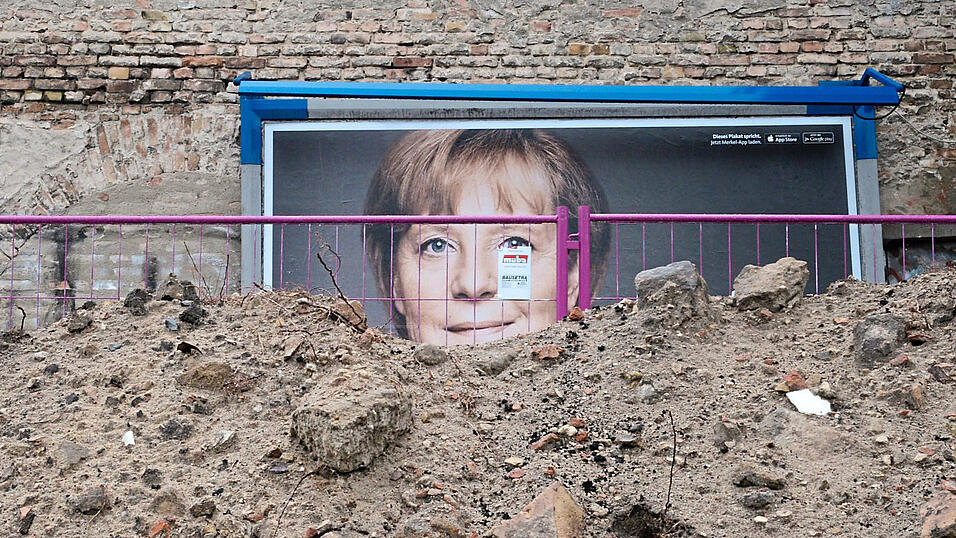 Eine Baustelle verdeckt 2013 auf einem Wahlplakat von Merkel den Spruch' Sie kennen mich' - gelungene Werbung, sagt der Experte.