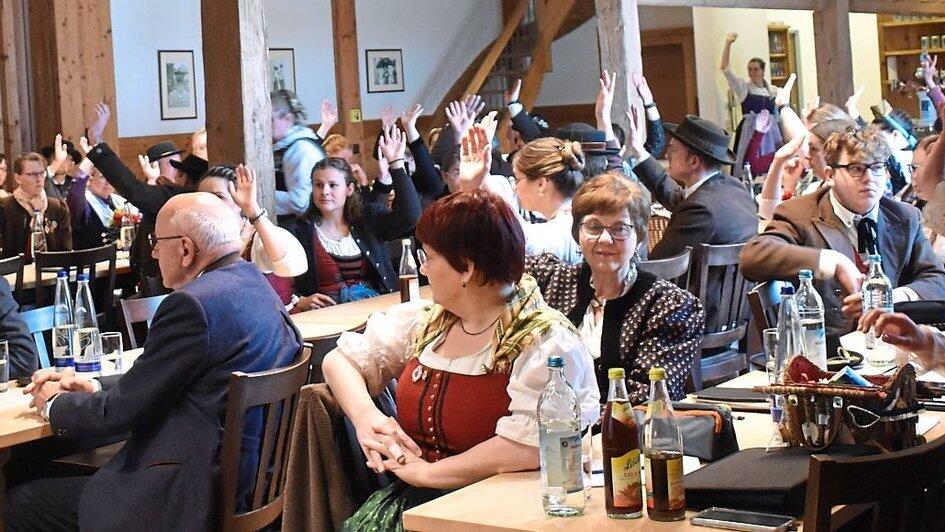 Mit etwa 60 Delegierten war der Augustinersaal bei der Generalversammlung im Trachtenkulturzentrum gut belegt. Mit etwa 60 Delegierten war der Augustinersaal bei der Generalversammlung im Trachtenkulturzentrum gut belegt.