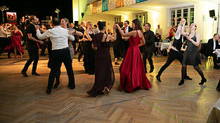 Den ganzen Abend wurde ausgelassen getanzt. Den ganzen Abend wurde ausgelassen getanzt.
