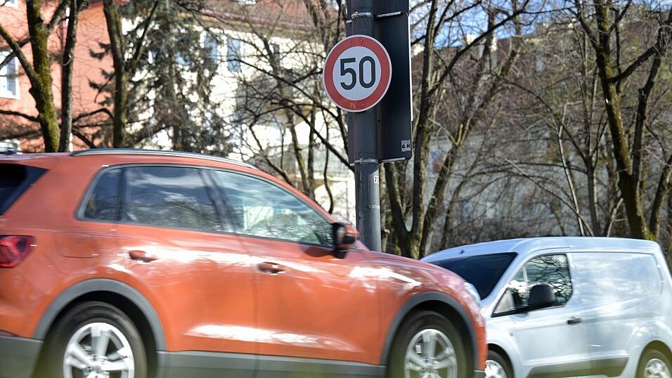 Derzeit gilt an der Landshuter Allee weiter Tempo 50 - trotz eines Gerichtsbeschlusses zu Tempo 30. (Archivbild)
