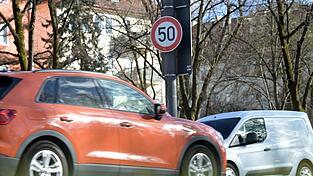 Derzeit gilt an der Landshuter Allee weiter Tempo 50 - trotz eines Gerichtsbeschlusses zu Tempo 30. (Archivbild) Derzeit gilt an der Landshuter Allee weiter Tempo 50 - trotz eines Gerichtsbeschlusses zu Tempo 30. (Archivbild)