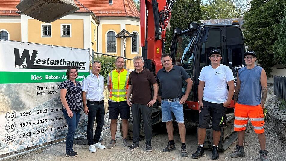 Bauamtsleiterin Sabine Forstner (v. l.), Franz Starzer (Vorsitzender der Wasserbezugsgenossenschaft Adldorf), Josef Steinhuber (OBW Ingenieurgesellschaft), Bürgermeister Josef Beham, Josef Feldmeier (Bauleiter Firma ETW) und Mitarbeiter der Firma ETW. Bauamtsleiterin Sabine Forstner (v. l.), Franz Starzer (Vorsitzender der Wasserbezugsgenossenschaft Adldorf), Josef Steinhuber (OBW Ingenieurgesellschaft), Bürgermeister Josef Beham, Josef Feldmeier (Bauleiter Firma ETW) und Mitarbeiter der Firma ETW.