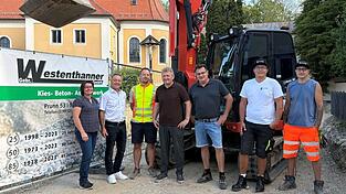 Bauamtsleiterin Sabine Forstner (v. l.), Franz Starzer (Vorsitzender der Wasserbezugsgenossenschaft Adldorf), Josef Steinhuber (OBW Ingenieurgesellschaft), Bürgermeister Josef Beham, Josef Feldmeier (Bauleiter Firma ETW) und Mitarbeiter der Firma ETW. Bauamtsleiterin Sabine Forstner (v. l.), Franz Starzer (Vorsitzender der Wasserbezugsgenossenschaft Adldorf), Josef Steinhuber (OBW Ingenieurgesellschaft), Bürgermeister Josef Beham, Josef Feldmeier (Bauleiter Firma ETW) und Mitarbeiter der Firma ETW.