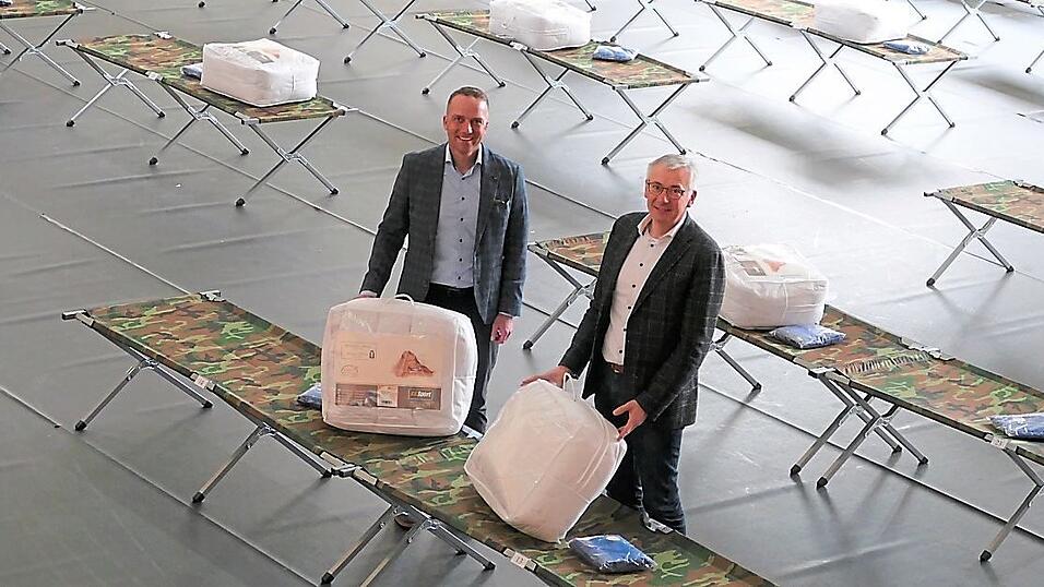 Im März dieses Jahres musste die Dreifachturnhalle in Höll-Ost eingerichtet werden. Dieser Fall wird ein zweites Mal in den kommenden Monaten nicht eintreten, wie Landrat Werner Bumeder im Bauausschuss bekanntgab. Im März dieses Jahres musste die Dreifachturnhalle in Höll-Ost eingerichtet werden. Dieser Fall wird ein zweites Mal in den kommenden Monaten nicht eintreten, wie Landrat Werner Bumeder im Bauausschuss bekanntgab.