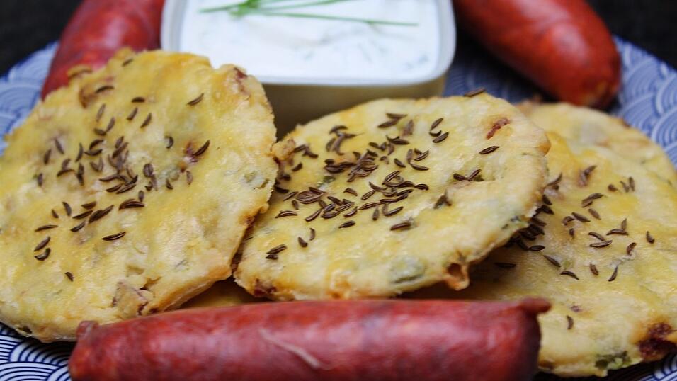 Deftig statt süß: Die Cookies mit Chorizo, Jalapenos und Käse.