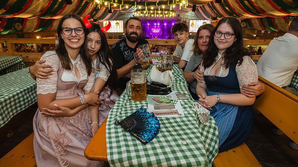 Die Partybilder vom Donnerstag, 15. August 2024, aus dem Festzelt Weckmann. Die Partybilder vom Donnerstag, 15. August 2024, aus dem Festzelt Weckmann.