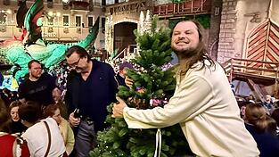 Der Sattelbogner-Christbaum und sein Ersatz-Christ(l)kindl: Stefan Christl herzt den mitgebrachten Tannenbaum.