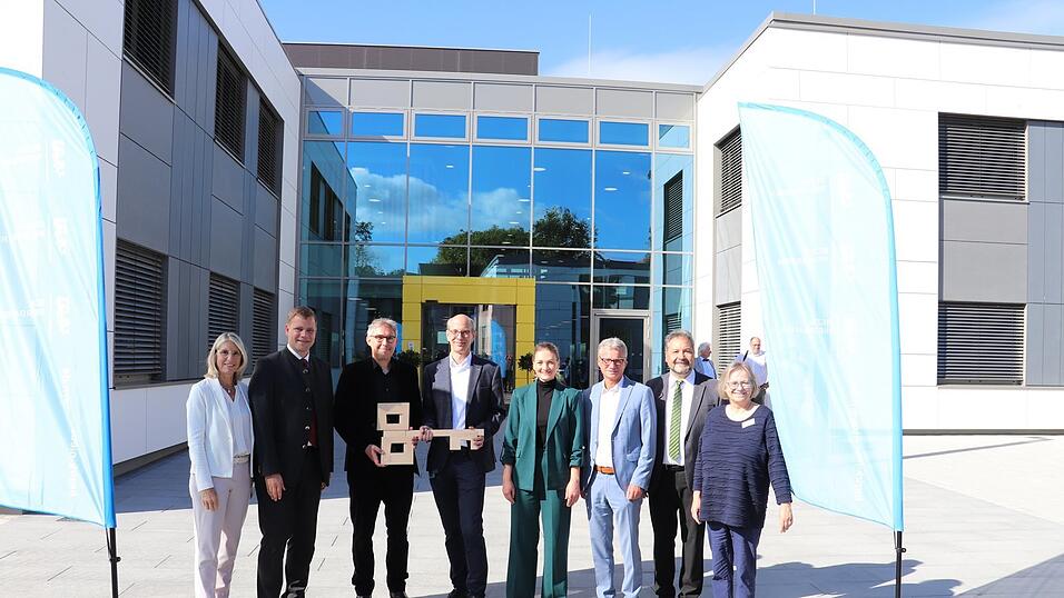 Bei der symbolischen Schlüsselübergabe vor dem neuen Gebäude: Renate Wasmeier, Dr. Olaf Heinrich, Heito Winter, Dr. med. Bernd Weigel, Judith Gerlach, Bernd Sibler, Pfarrer Thomas Strunz und Pfarrerin Katrin Großmann-Bomhard (v.l.).