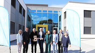 Bei der symbolischen Schlüsselübergabe vor dem neuen Gebäude: Renate Wasmeier, Dr. Olaf Heinrich, Heito Winter, Dr. med. Bernd Weigel, Judith Gerlach, Bernd Sibler, Pfarrer Thomas Strunz und Pfarrerin Katrin Großmann-Bomhard (v.l.).
