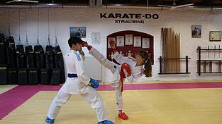 Beim Kumite, dem Zweikampf, ber&uuml;hren sich die beiden Gegner nicht oder nur leicht. Enis hat sich auf diese S&auml;ule des Karate spezialisiert und wurde darin 2024 deutscher Meister. Fabienne ist bereits drei Mal bei den deutschen Meisterschaften angetreten.