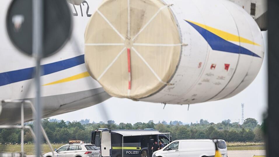 Nach dem Fund einer Drohne mit Sprengvorrichtung am Flughafen Leipzig/Halle fordert ein Luftverkehrsexperte einen besseren Schutz kritischer Infrastruktur. (Archivbild) Nach dem Fund einer Drohne mit Sprengvorrichtung am Flughafen Leipzig/Halle fordert ein Luftverkehrsexperte einen besseren Schutz kritischer Infrastruktur. (Archivbild)