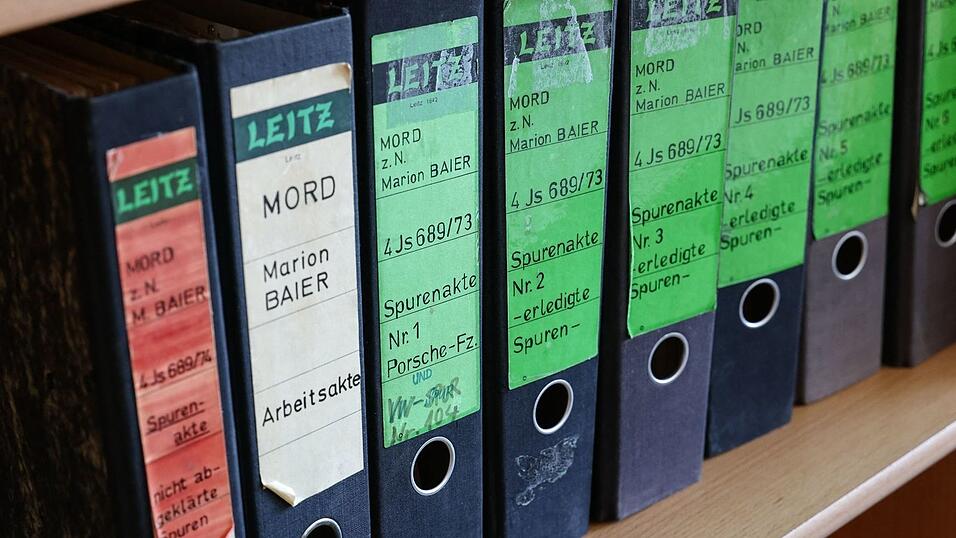 Alte Original-Akten des Cold Case „Mord Marion Baier“ von 1973. Alte Original-Akten des Cold Case „Mord Marion Baier“ von 1973.