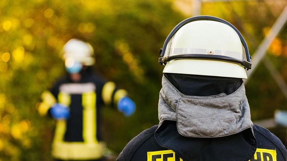 In Painten (Kreis Kelheim) sind am Dienstagmorgen drei Feuerwehrmänner bei Löscharbeiten angegriffen worden - offenbar von dem Mann, der den Brand zuvor gelegt hatte. (Symbolbild) In Painten (Kreis Kelheim) sind am Dienstagmorgen drei Feuerwehrmänner bei Löscharbeiten angegriffen worden - offenbar von dem Mann, der den Brand zuvor gelegt hatte. (Symbolbild)