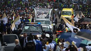 Papst Leo XIV. feiert in Kamerun die bislang gr&ouml;&szlig;te Messe seiner Amtszeit.