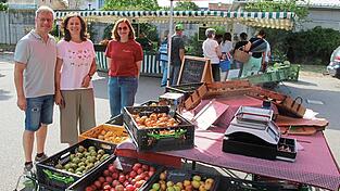 Langsam f&uuml;llt sich der Stand aus dem Hansenrieder Land bei Neukirchen-Balbini mit Kisten verschiedenster &Auml;pfel und Birnen: Eva Spie&szlig;l-Mayr (rechts) ber&auml;t immer freitags auf dem Rodinger Bauernmarkt, wei&szlig; um Geschmack und Lagerzeiten.