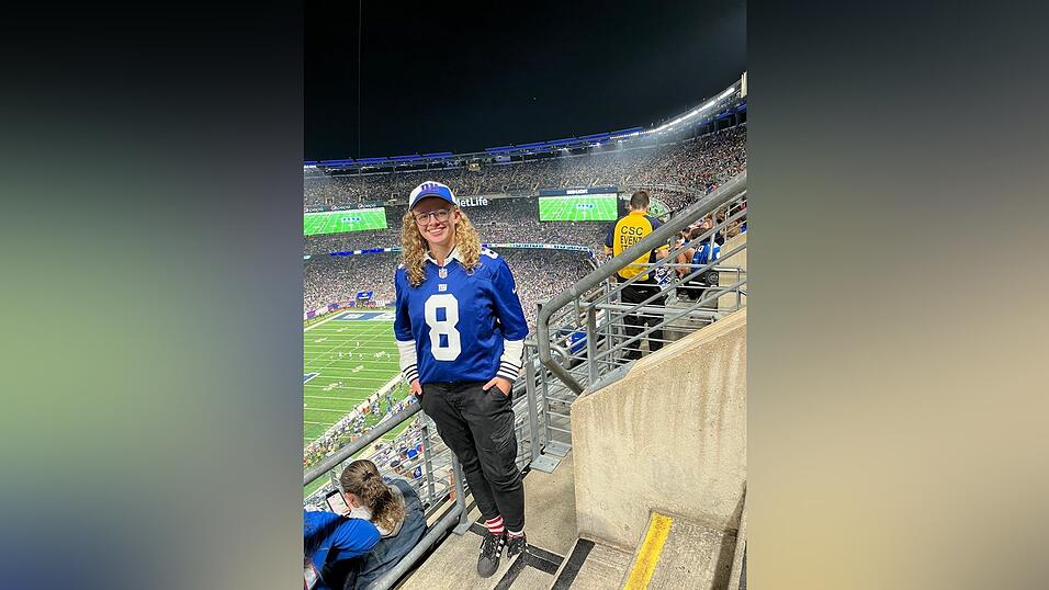 Pia Hilmer bei einem American-Football-Spiel im Stadion