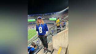 Pia Hilmer bei einem American-Football-Spiel im Stadion