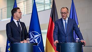 Kanzler Merz und Nato-Generalsekretär Rutte treten gemeinsam vor die Presse.