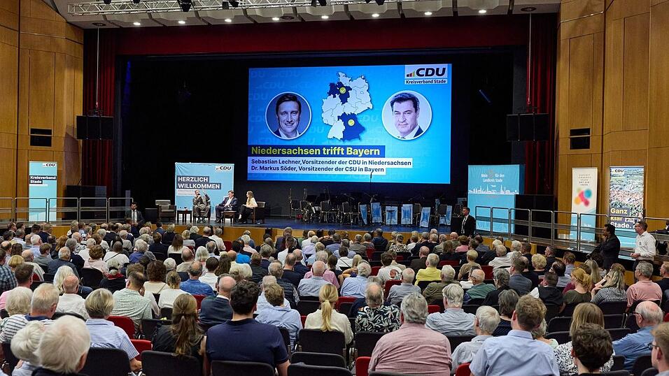 Hunderte Menschen kamen zu der CDU-Veranstaltung mit Bayerns Ministerpräsident Markus Söder im niedersächsischen Stade. Hunderte Menschen kamen zu der CDU-Veranstaltung mit Bayerns Ministerpräsident Markus Söder im niedersächsischen Stade.