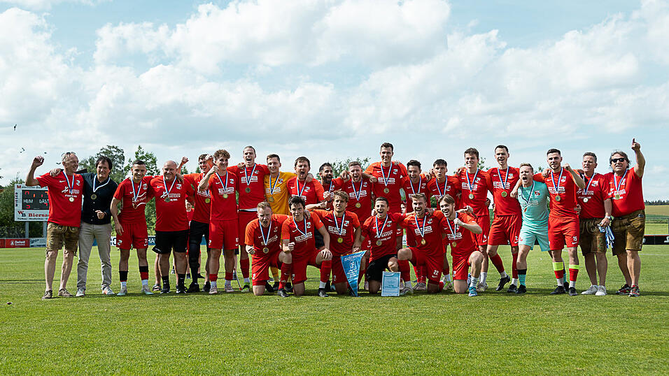 Die Feierlichkeiten nach dem 3:3 der SpVgg Hankofen-Hailing gegen den FC Deisenhofen waren enorm. Nicht nur feierten die Spieler die Meisterschaft und den damit verbundenen Regionalliga-Aufstieg, durch das Remis blieben die Hankofener auch die ganze Saison über ungeschlagen. Die Feierlichkeiten nach dem 3:3 der SpVgg Hankofen-Hailing gegen den FC Deisenhofen waren enorm. Nicht nur feierten die Spieler die Meisterschaft und den damit verbundenen Regionalliga-Aufstieg, durch das Remis blieben die Hankofener auch die ganze Saison über ungeschlagen.