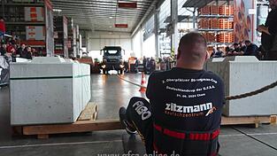 Die beliebteste Disziplin, das Lastwagen-Ziehen.