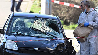 Beamte der Spurensicherung untersuchen ein beschädigtes Fahrzeug an einer Zufahrt zur Rheinbrücke. Nach einem Vorfall mit einem Auto in der Mannheimer Innenstadt mit mindestens einem Toten und mehreren Verletzten ist der mutmaßliche Fahrer nach Polizeiangaben festgenommen worden. Nach Polizeiangaben war ein Fahrzeug in eine Menschenmenge gefahren. 
