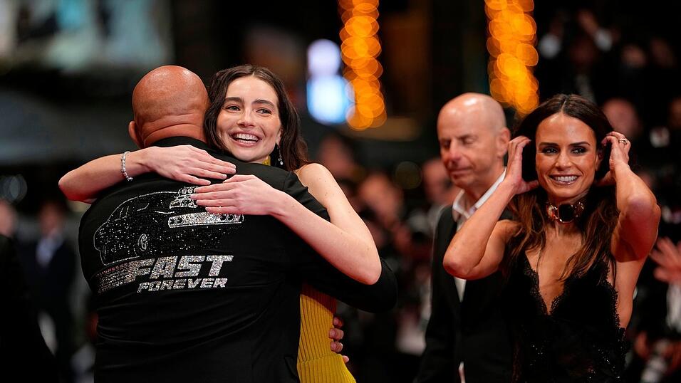 Vin Diesel umarmt die Tochter von Paul Walker, Meadow Walker.