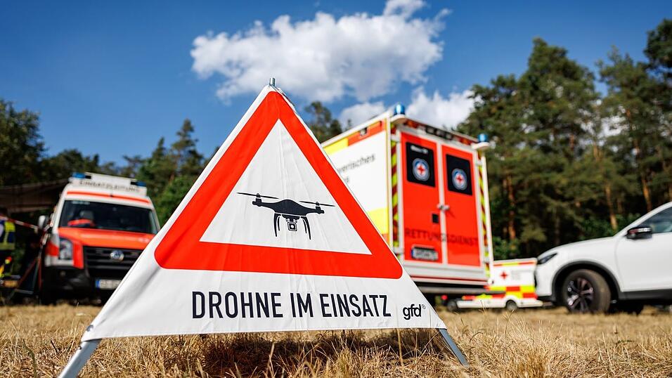 Mit Drohnen machten sich die Einsatzkr&auml;fte ein Bild von der Lage.