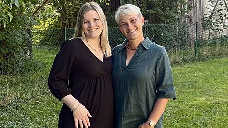 Anita Jakob (r.) und ihre Tochter Lorena Bayer haben das „Haus der Begegnung“ in Wallersdorf gegründet. Anita Jakob (r.) und ihre Tochter Lorena Bayer haben das „Haus der Begegnung“ in Wallersdorf gegründet.