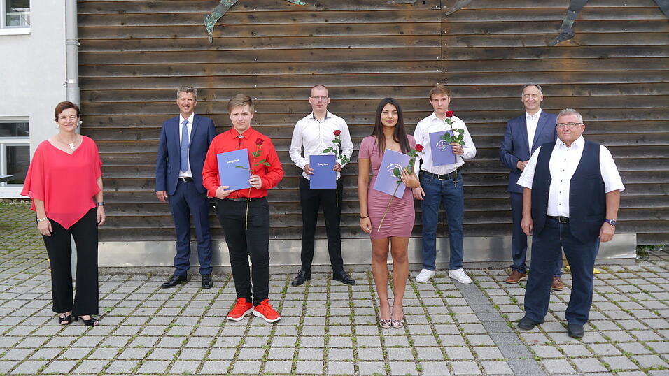 Die besten R9-Schüler: Klassenleiterin Birgit Wech, Konrektor Jürgen Spagert, Leon Wenzel, Christian Trautmann, Melissa Rosenmüller, Timo Englsperger, Rektor Stefan Nagl und Klassenleiter Günther Hollmer (von links).