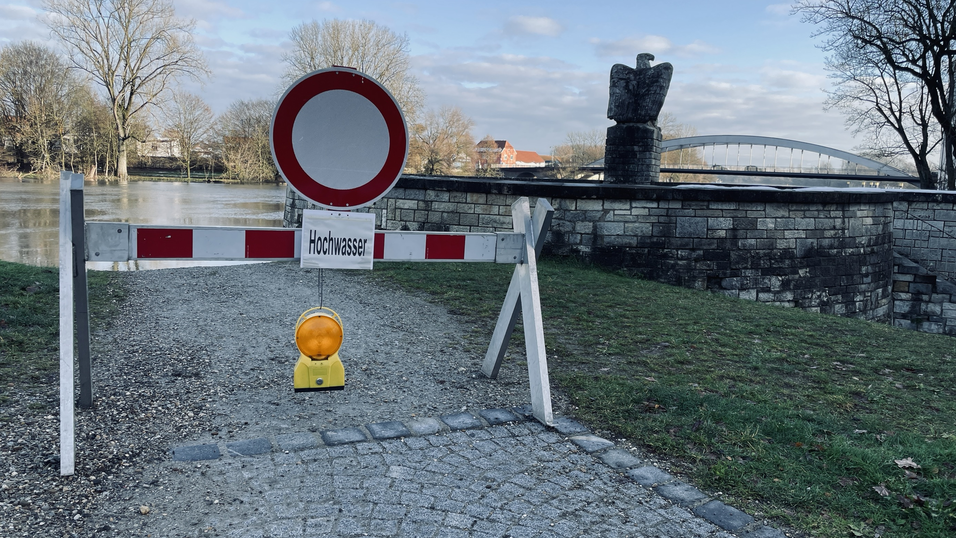 Die Donau ist bei Straubing am Dienstagvormittag über die Ufer getreten. 