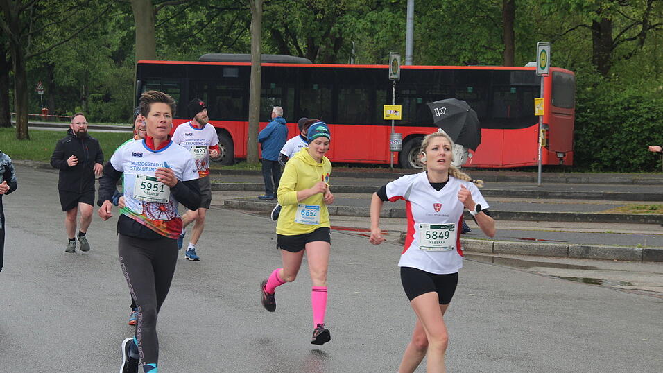 Auch die großen Herzogstadtläufer ließen sich wie schon die Kleinen am Samstag durch das nasskalte Aprilwetter den Spaß am Sport unter freiem Himmel nicht verderben.