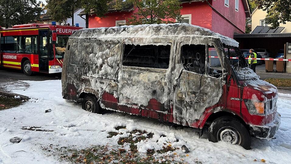 Dieser Transporter stand in Flammen.