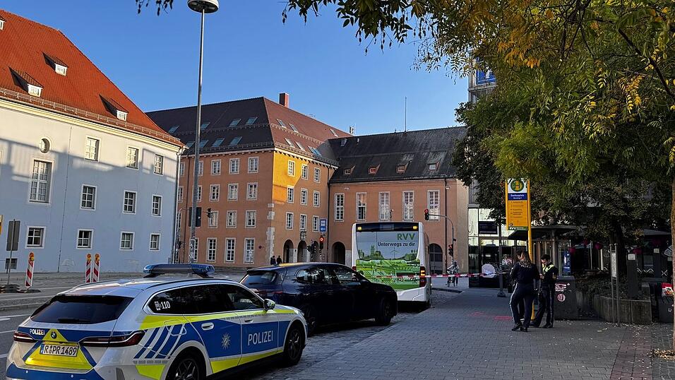 Am Dachauplatz ist am Dienstag eine Person von einem Bus erfasst worden. Am Dachauplatz ist am Dienstag eine Person von einem Bus erfasst worden.